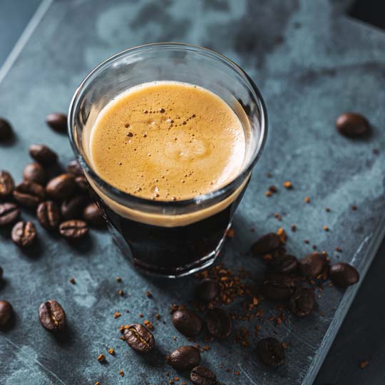 espresso kafa šoljica i kafa u zrnu